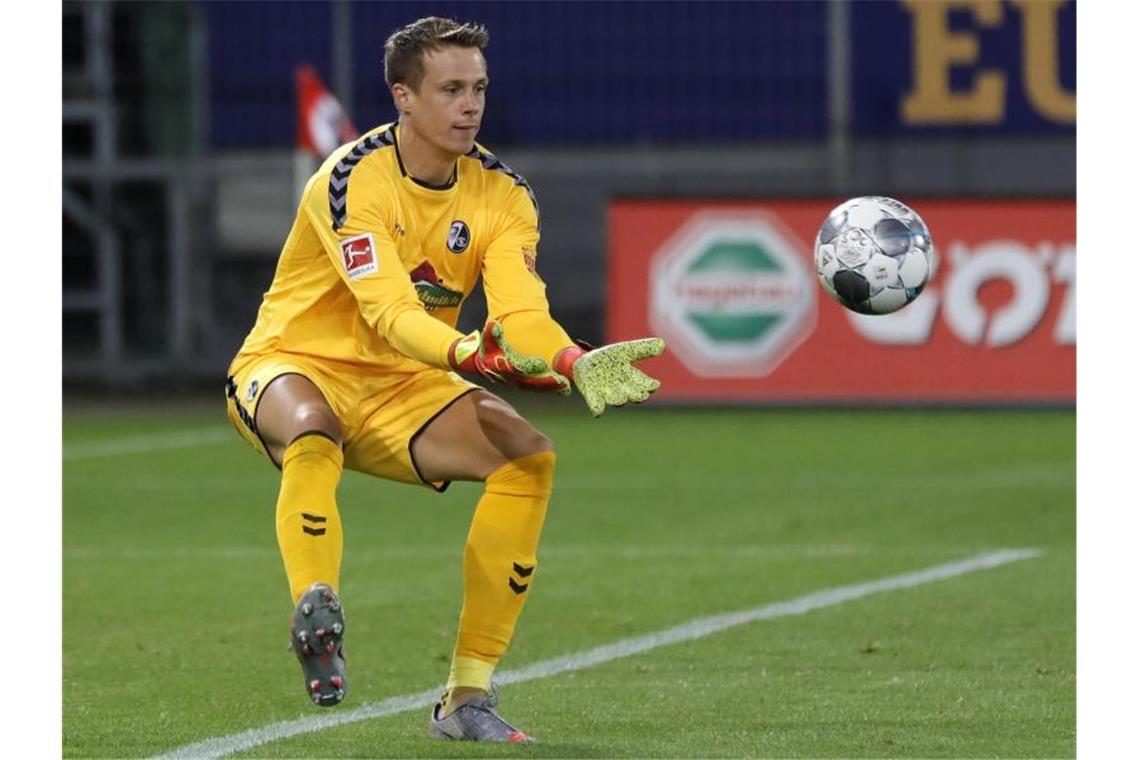 „Bild“: Schalke und Schwolow sollen sich einig sein Alexander Schwolow in Aktion. Foto: Ronald Wittek/epa/Pool/dpa/Archivbild
