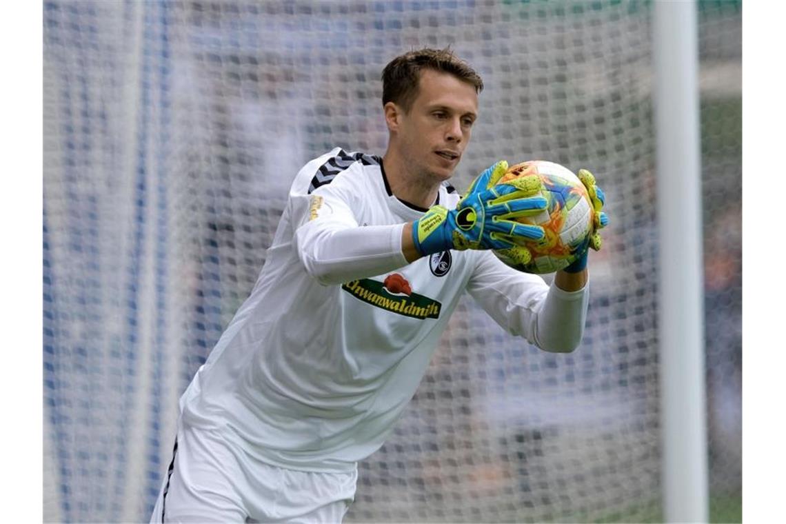 Alexander Schwolow, Torwart vom SC Freiburg, ist am Ball. Foto: Peter Steffen/Archiv