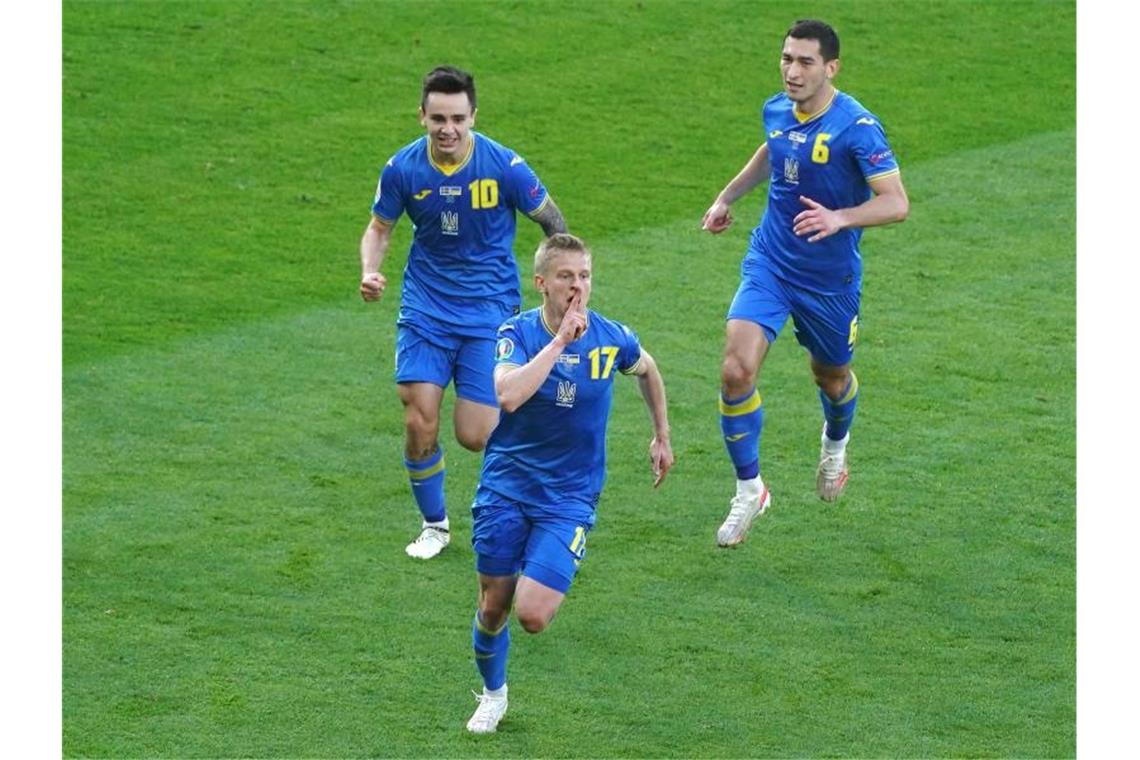 Alexander Sintschenko (vorne) bejubelt sein Tor zum 1:0 für die Ukraine mit seinen Mannschaftskollegen. Foto: Andrew Milligan/PA Wire/dpa