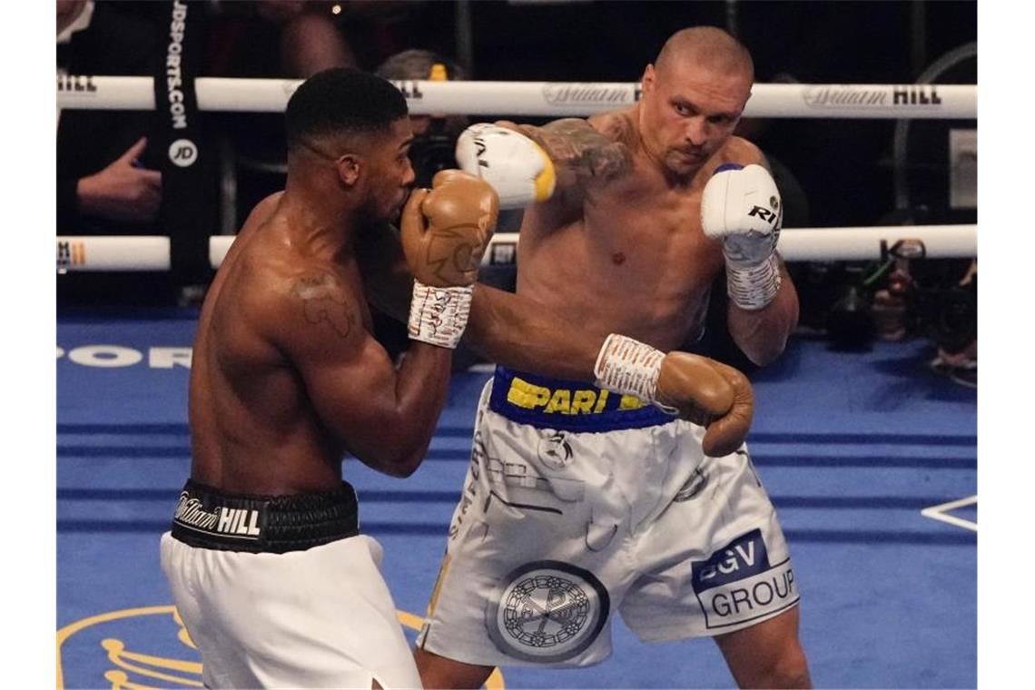 Alexander Usyk (r) hatte gegen Anthony Joshua klare Größen- und Gewichtsnachteile. Foto: Frank Augstein/AP/dpa