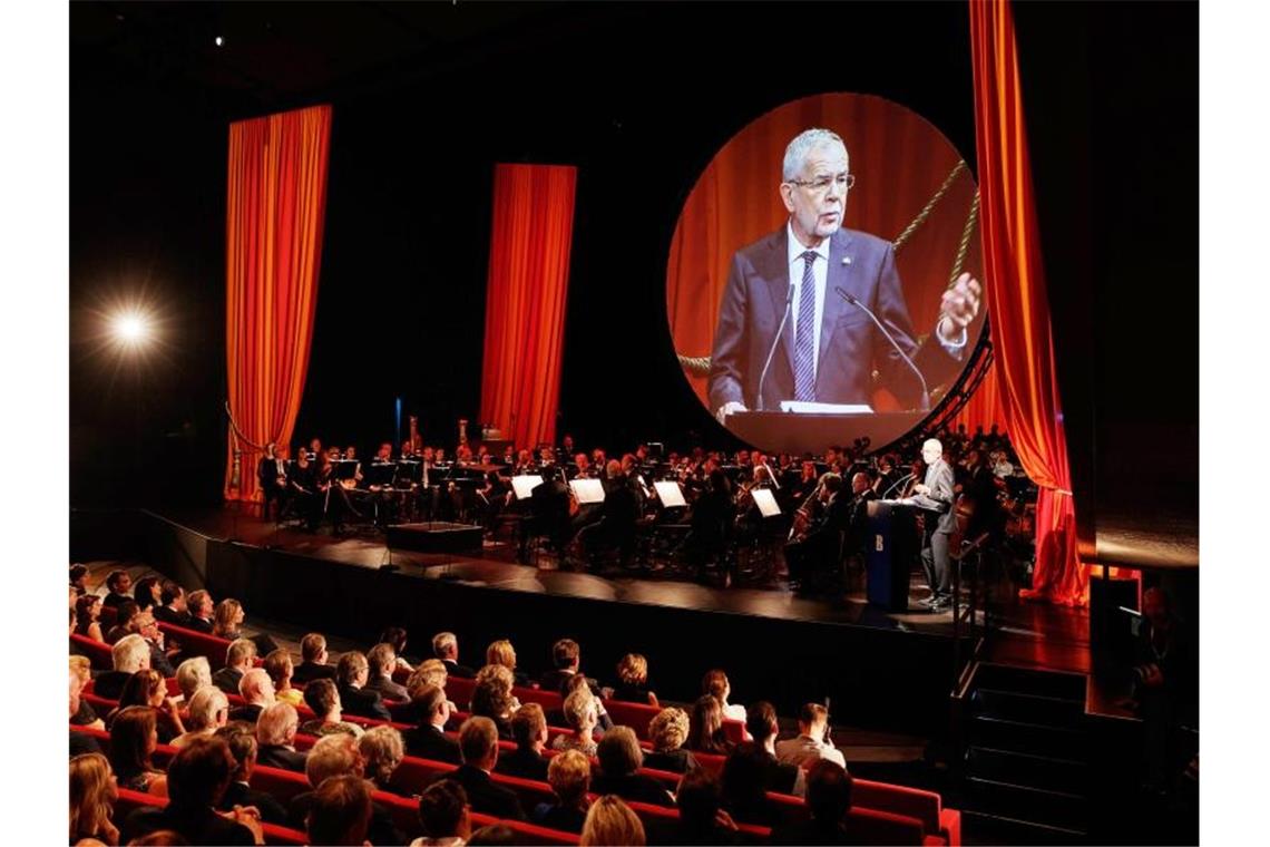 Alexander Van der Bellen (r., und auf Bildschirm) bei seiner Rede zur Eröffnung der Bregenzer Festspiele. Foto: Peter Lechner/BUNDESHEER/APA