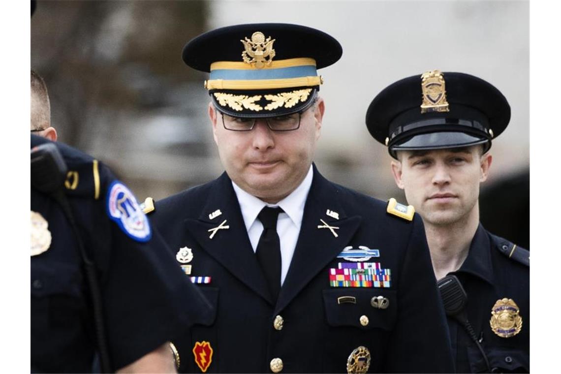 Weitere belastende Aussage für Trump in Ukraine-Affäre Alexander Vindman, führender Experte im Nationalen Sicherheitsrat für die Ukraine, kommmt zu seiner Anhörung ins US-Repräsentantenhaus. Foto: Manuel Balce Ceneta/AP/dpa