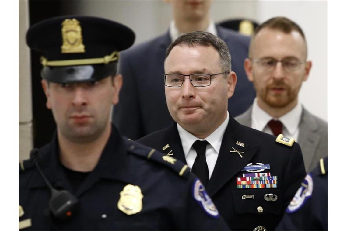 Impeachment-Zeugen erneuern ihre Kritik an Trump-Telefonat Alexander Vindman (M.) hat seine Kritik an den Aussagen von Präsident Trump bei einem Telefonat mit dessen ukrainischem Kollegen Selenskyj bekräftigt. Foto: Patrick Semansky/AP/dpa