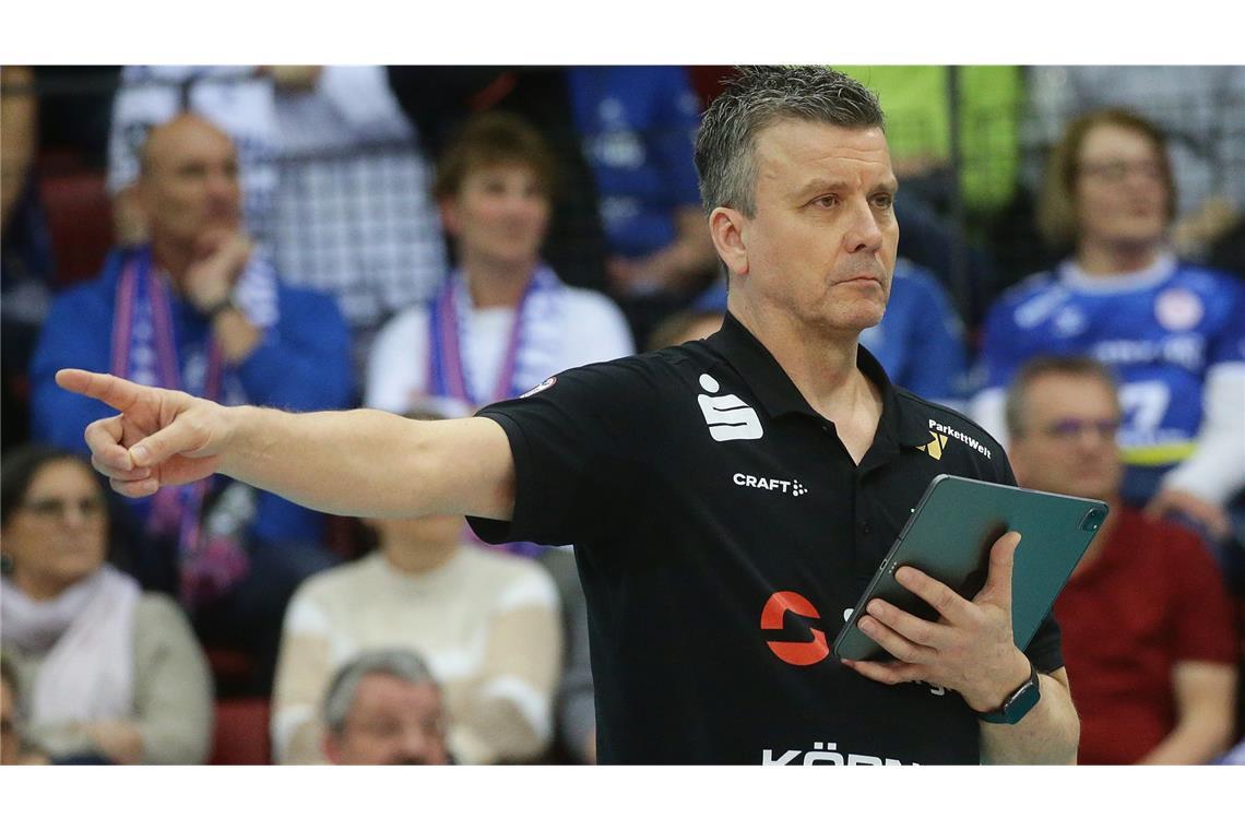 „Krystal Rivers ist eine Inspiration“ Alexander Waibl, Trainer des Dresdner SC: „Auch wenn wir beide nie die Gelegenheit hatten zusammenzuarbeiten, verbindet uns doch für immer eine gemeinsame, sehr intensive Zeit mit großen Spielen. Mich beeindruckt, dass ich sie nie negativ erlebt habe. Sie ist eine extrem sportliche, faire, anständige Persönlichkeit – auf und neben dem Feld. Ich habe allergrößten Respekt vor ihrer Lebensleistung. Sie ist ein absolutes Vorbild für uns alle, und das bezieht sich nicht nur auf den Sport.“