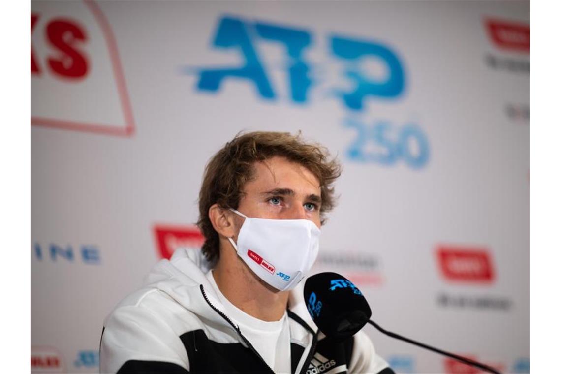 Alexander Zverev auf der Pressekonferenz nach seinem Turniersieg. Foto: Jonas Güttler/dpa