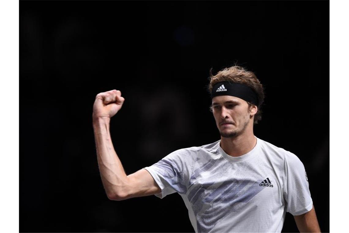 Zverev schreibt in Köln ATP-Geschichte Alexander Zverev ballt die Faust nach dem entscheidenden Punktgewinn zum Final-Sieg. Foto: Jonas Güttler/dpa