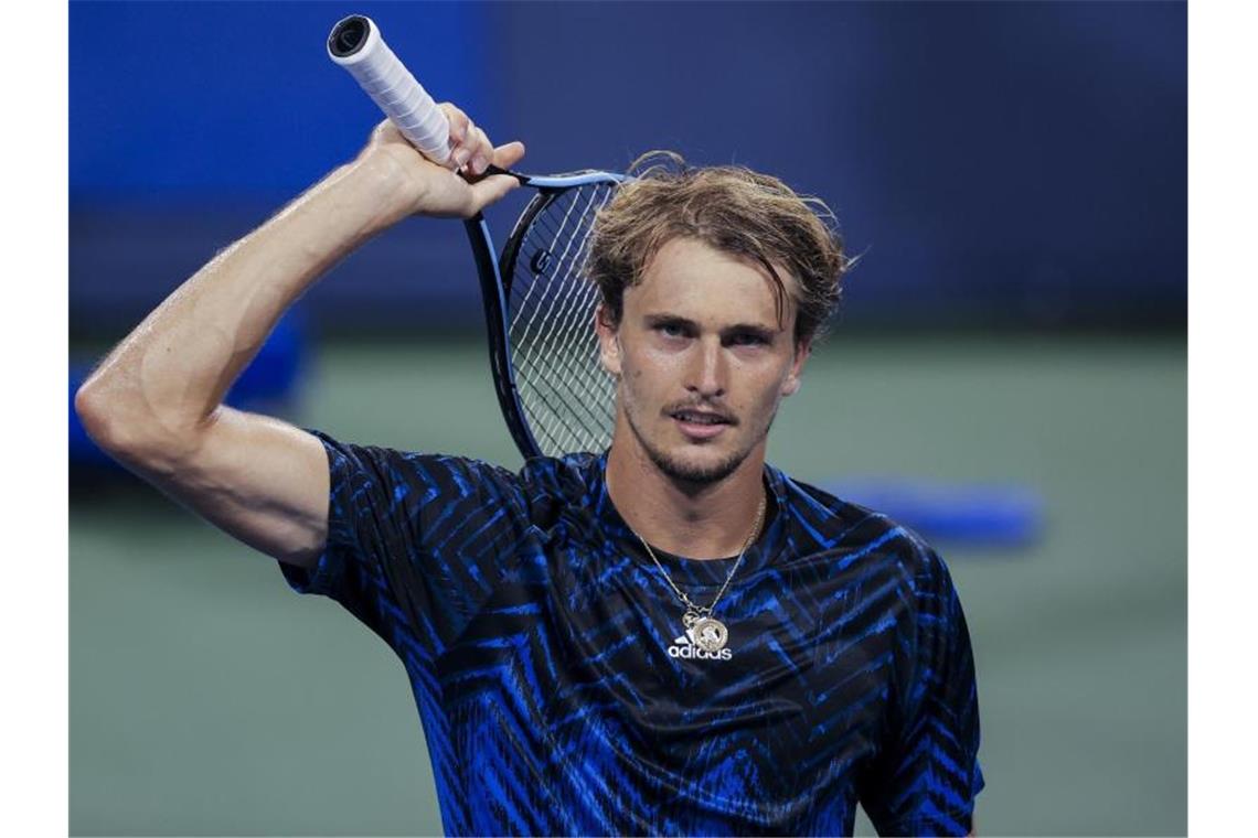 Alexander Zverev bedankt sich bei den Fans nach seinem Sieg gegen den Norweger Casper Ruud. Foto: Aaron Doster/AP/dpa