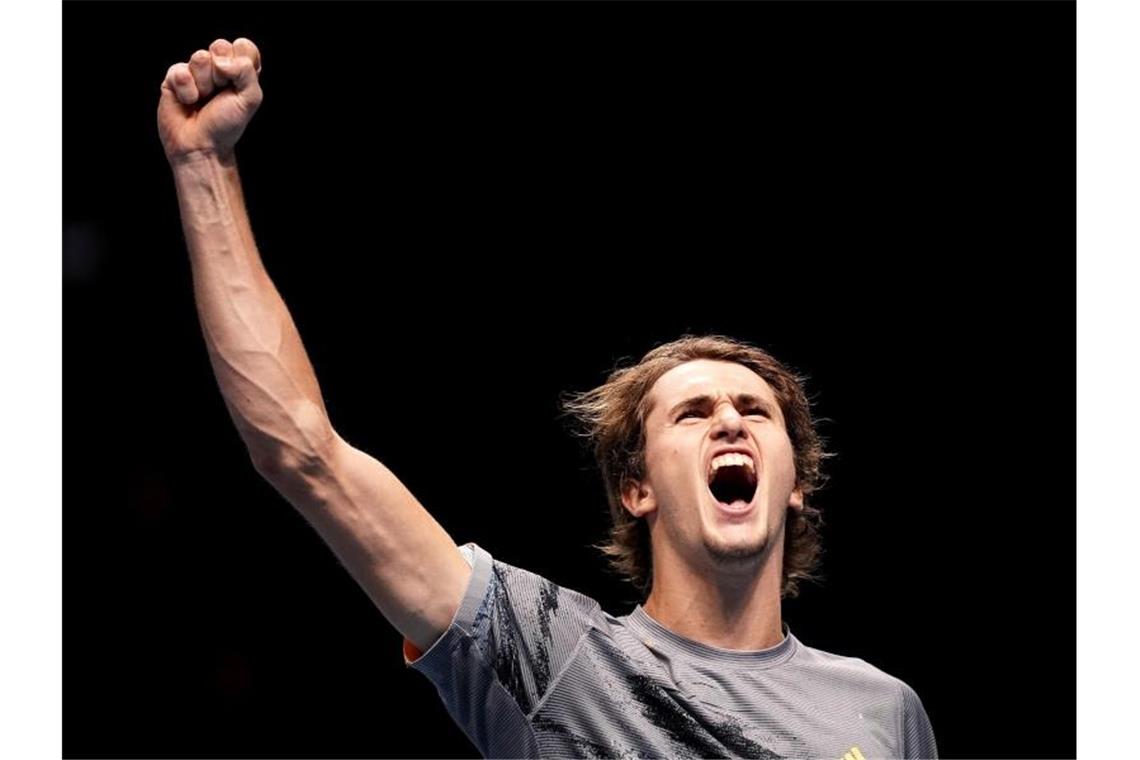 Alexander Zverev feiert seinen Sieg gegen Daniil Medwedew. Foto: John Walton/PA Wire/dpa