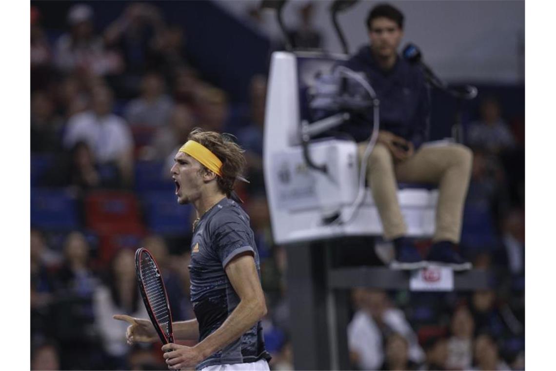 Zverev nach Erfolg über Federer im Halbfinale von Shanghai Alexander Zverev feiert seinen Sieg gegen Roger Federer. Foto: Andy Wong/AP/dpa