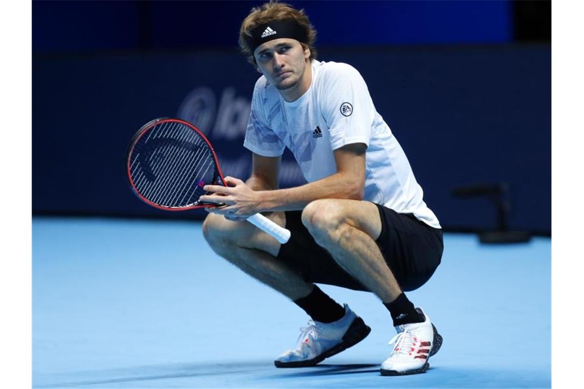 Alexander Zverev hadert mit seiner Niederlage gegen Novak Djokovic. Foto: Frank Augstein/AP/dpa