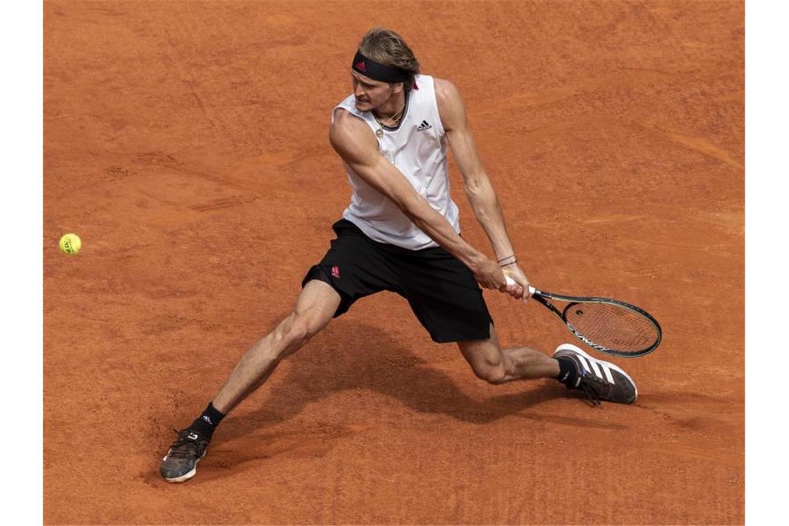 Alexander Zverev hat sich im Halbfinale von Madrid mit 6:3 und 6:4 gegen Dominic Thiem durchgesetzt. Foto: Bernat Armangue/AP/dpa