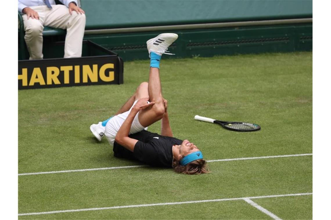 Sorgen um Zverev, Paris-Sieger draußen - Struff weiter Alexander Zverev hatte sich bei einem Ausrutscher verletzt. Foto: Friso Gentsch