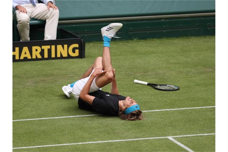Alexander Zverev hatte sich bei einem Ausrutscher verletzt. Foto: Friso Gentsch