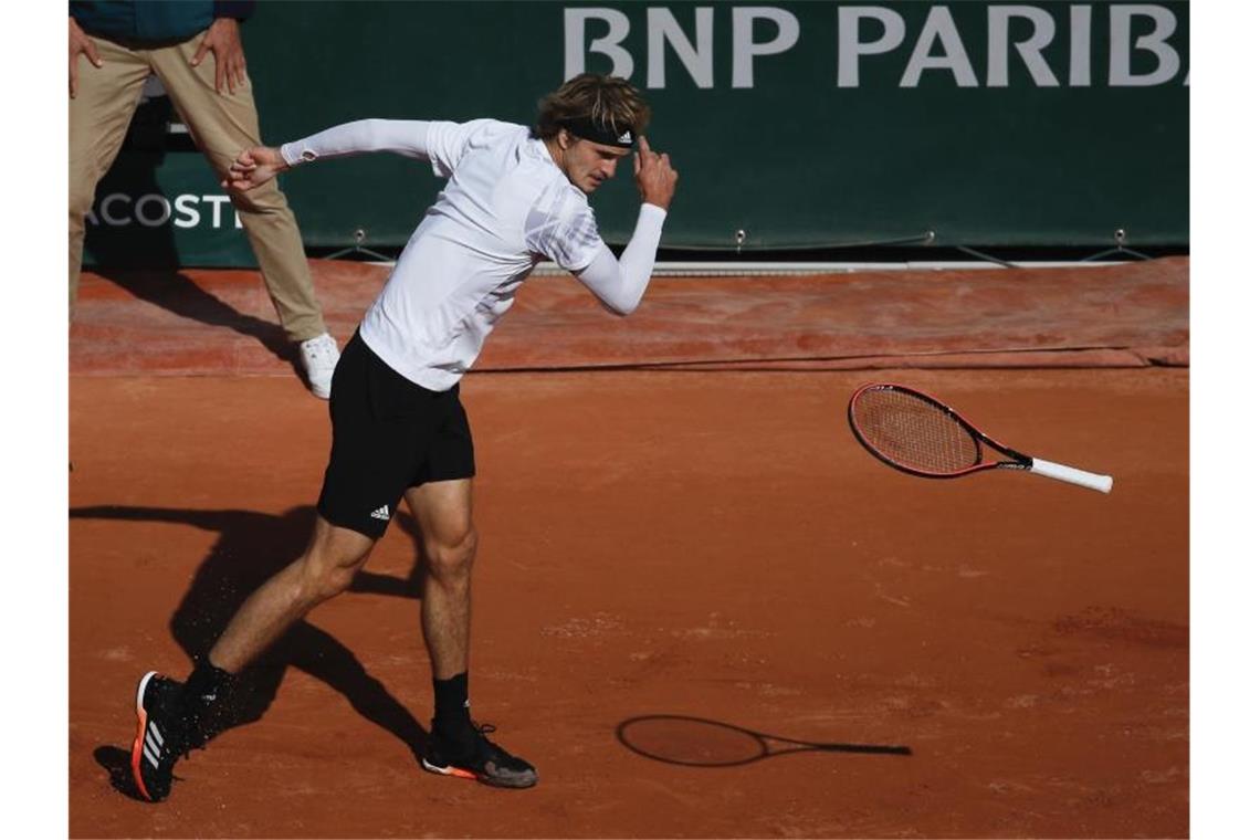 Alexander Zverev ist bei den French Open gegen den Italiener Jannik Sinner ausgeschieden. Foto: Christophe Ena/AP/dpa