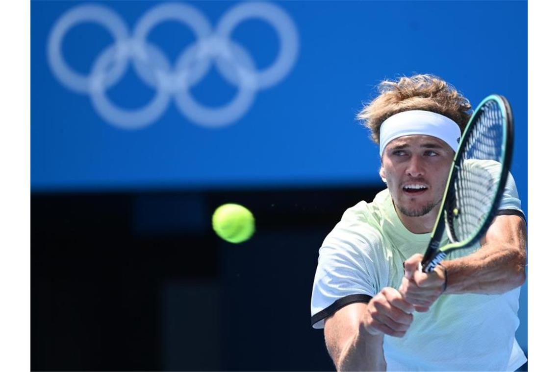 Alexander Zverev ist in Tokio eine Runde weiter. Foto: Marijan Murat/dpa