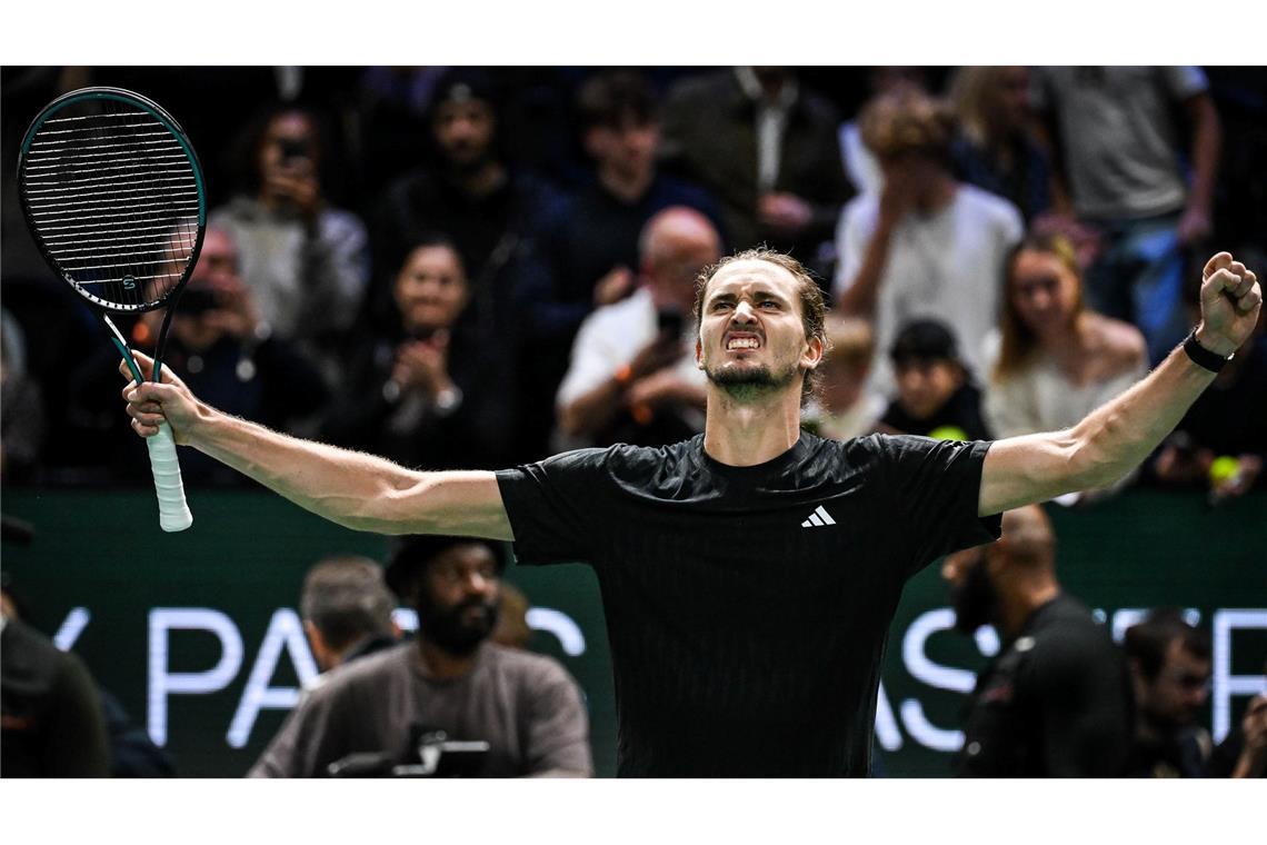 Alexander Zverev jubelt nach seinem Sieg gegen Camilo Ugo Carabelli in Paris.