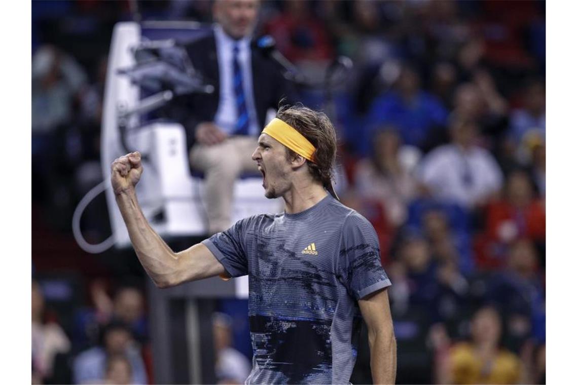 Alexander Zverev jubelt über seinen Sieg. Foto: Andy Wong/AP/dpa