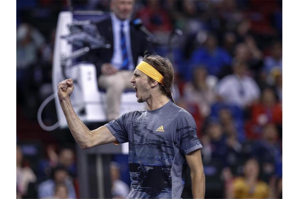 Zverev erreicht Endspiel von Shanghai Alexander Zverev jubelt über seinen Sieg. Foto: Andy Wong/AP/dpa