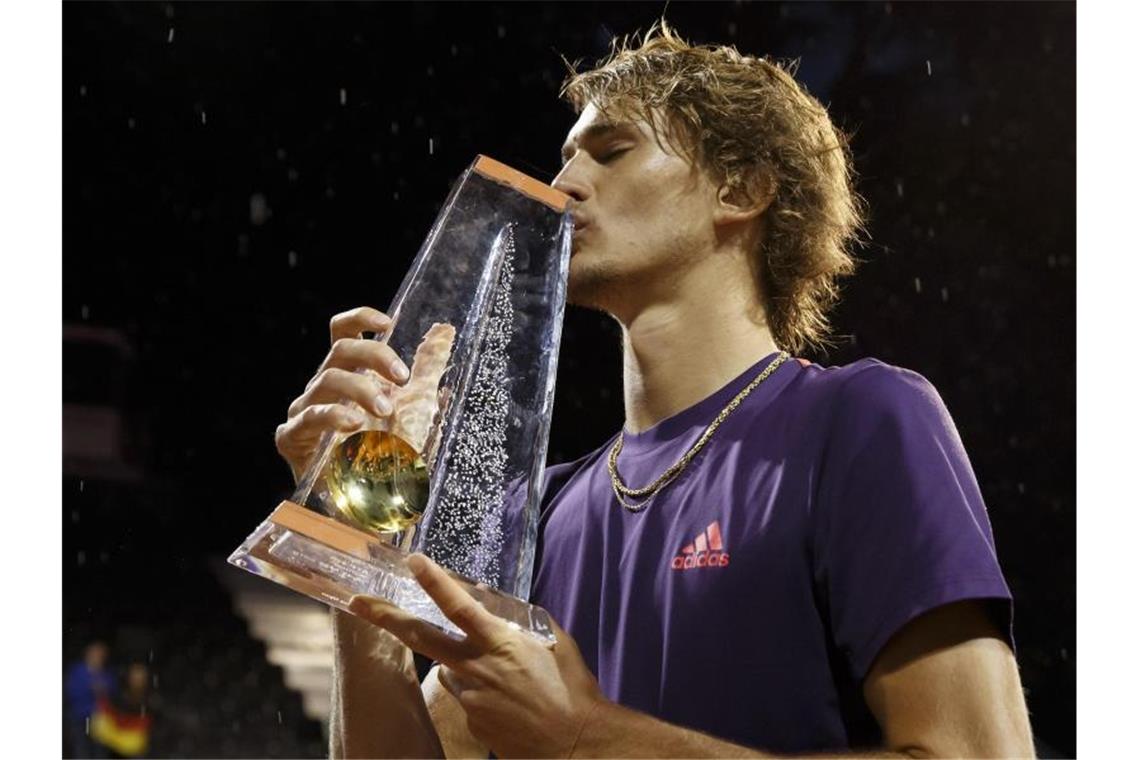 Alexander Zverev küsst die Trophäe nach seinem Turniersieg in Genf. Foto: Salvatore Di Nolfi/KEYSTONE