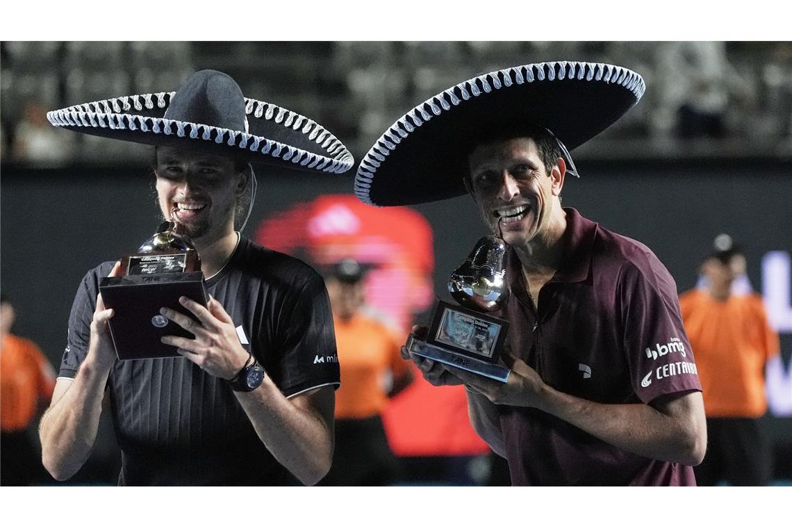 Alexander Zverev (l) bei der Siegerehrung mit Doppel-Partner Marcelo Melo.