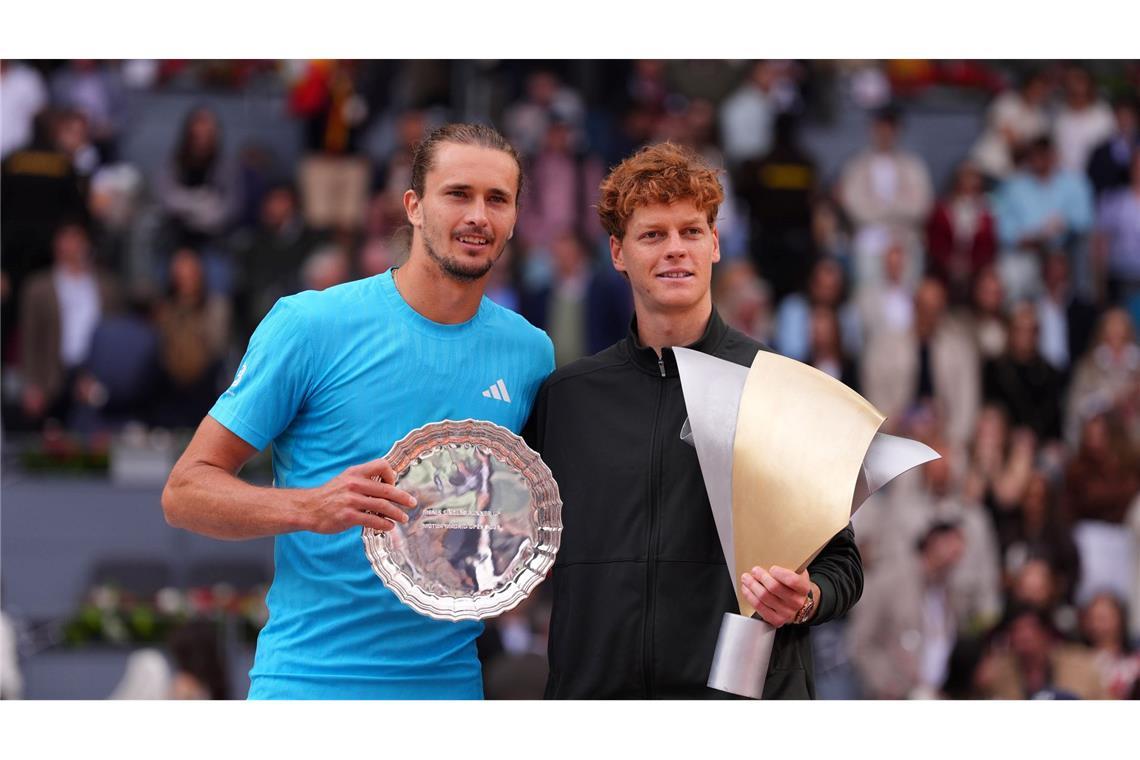 Alexander Zverev (l) muss sich mit dem Preis für den unterlegenen Finalisten begnügen.