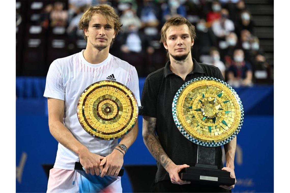 Zverev verpasst Titel beim Turnier in Montpellier Alexander Zverev (l) musste sich im Finale von Montpellier dem Kasachen Alexander Bublik geschlagen geben. Foto: Pascal Guyot/AFP/dpa