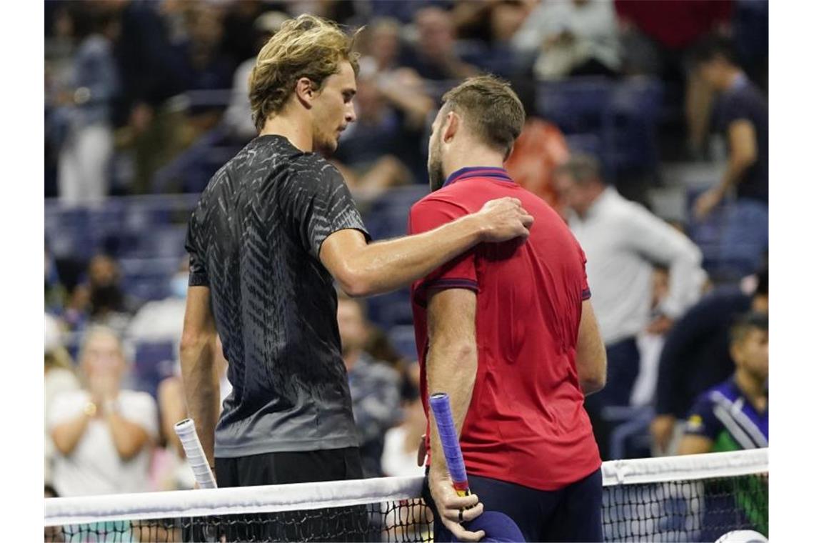 Alexander Zverev (l) tröstet Jack Sock nach dessen verletzungsbedingter Aufgabe. Foto: Frank Franklin II/AP/dpa