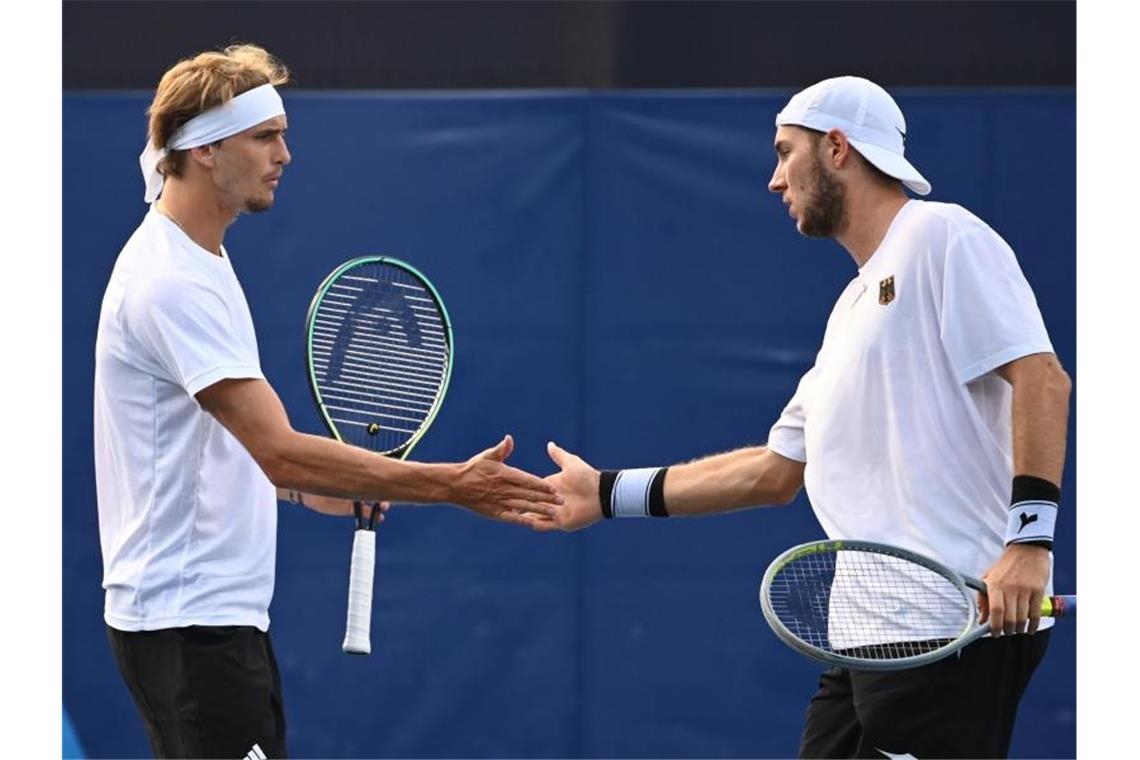 Erfolgreicher Olympia-Auftakt der deutschen Tennis-Asse Alexander Zverev (l) und Jan-Lennard Struff starteten erfolgreich in die Sommerspiele in Tokio. Foto: Marijan Murat/dpa