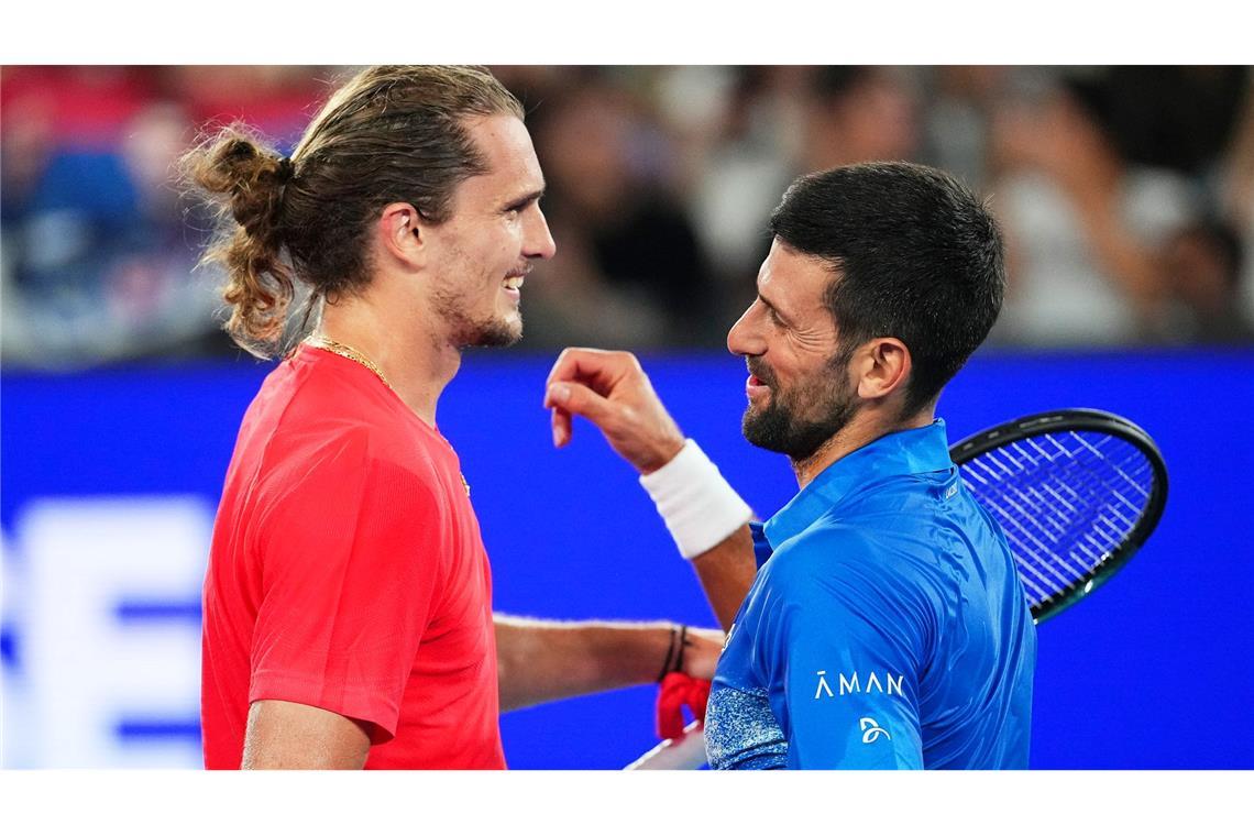 Zverevs Ziel: Mit "Eiern" zum Titel-Glück in Australien Alexander Zverev (l) und Novak Djokovic trafen kurz vor Start der Australian Open in einem Showmatch aufeinander.