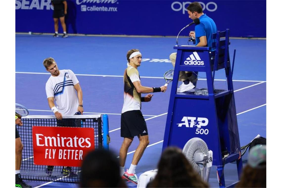 ATP belegt Zverev mit acht Wochen Sperre auf Bewährung Alexander Zverev (M) kommt nach seinem Ausraster in Acapulco mit einer Bewährungsstrafe davon. Foto: Uncredited/MexTenis/AP/dpa