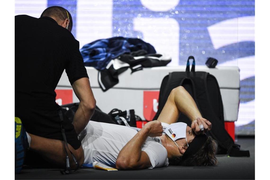 Alexander Zverev musste sich während des Matches kurzzeitig an der Hüfte behandeln lassen. Foto: Jonas Güttler/dpa