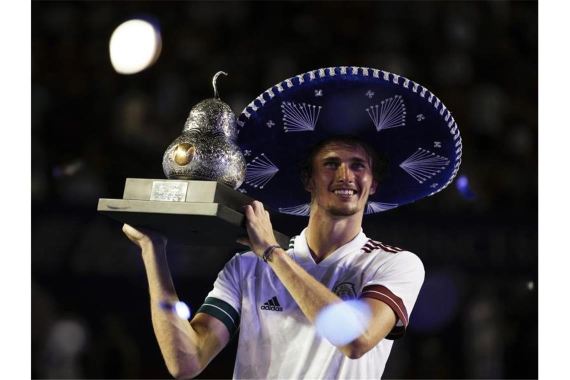Nach Erdbeben: Zverev feiert mit Sombrero 14. Tennis-Titel Alexander Zverev posiert nach seinem Sieg in Acapulco mit Sombrero und Trophäe. Foto: Rebecca Blackwell/AP/dpa