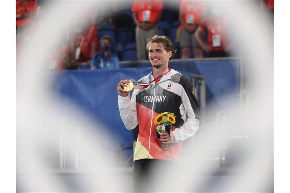 Alexander Zverev präsentiert stolz die Goldmedaille für den Sieg im Tennis-Einzel bei den Sommerspielen in Tokio. Foto: Jan Woitas/dpa-Zentralbild/dpa