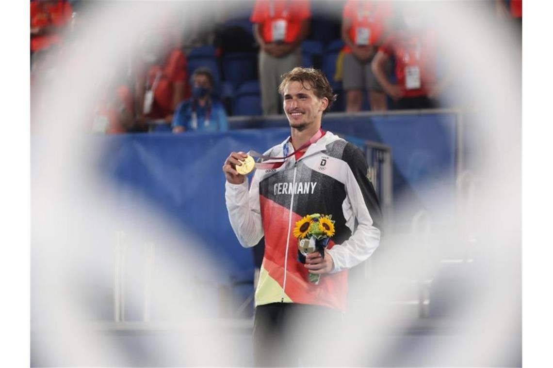 Chronologie des Sports im Jahr 2021 Alexander Zverev präsentiert stolz die Goldmedaille für den Sieg im Tennis-Einzel bei den Sommerspielen in Tokio. Foto: Jan Woitas/dpa-Zentralbild/dpa