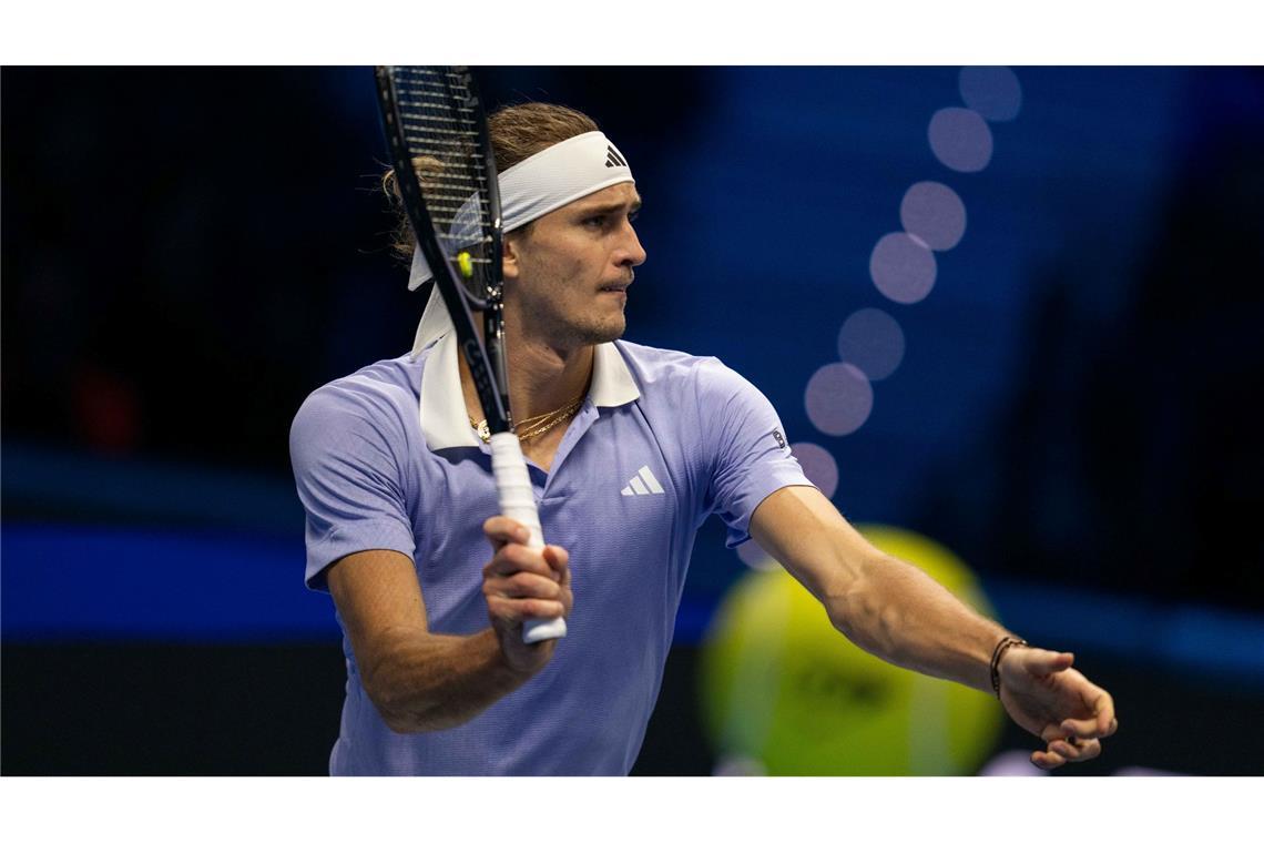 Zverev nach zweitem Sieg vor Gruppen-Showdown gegen Alcaraz Alexander Zverev präsentierte sich gegen Casper Ruud stark am Netz.