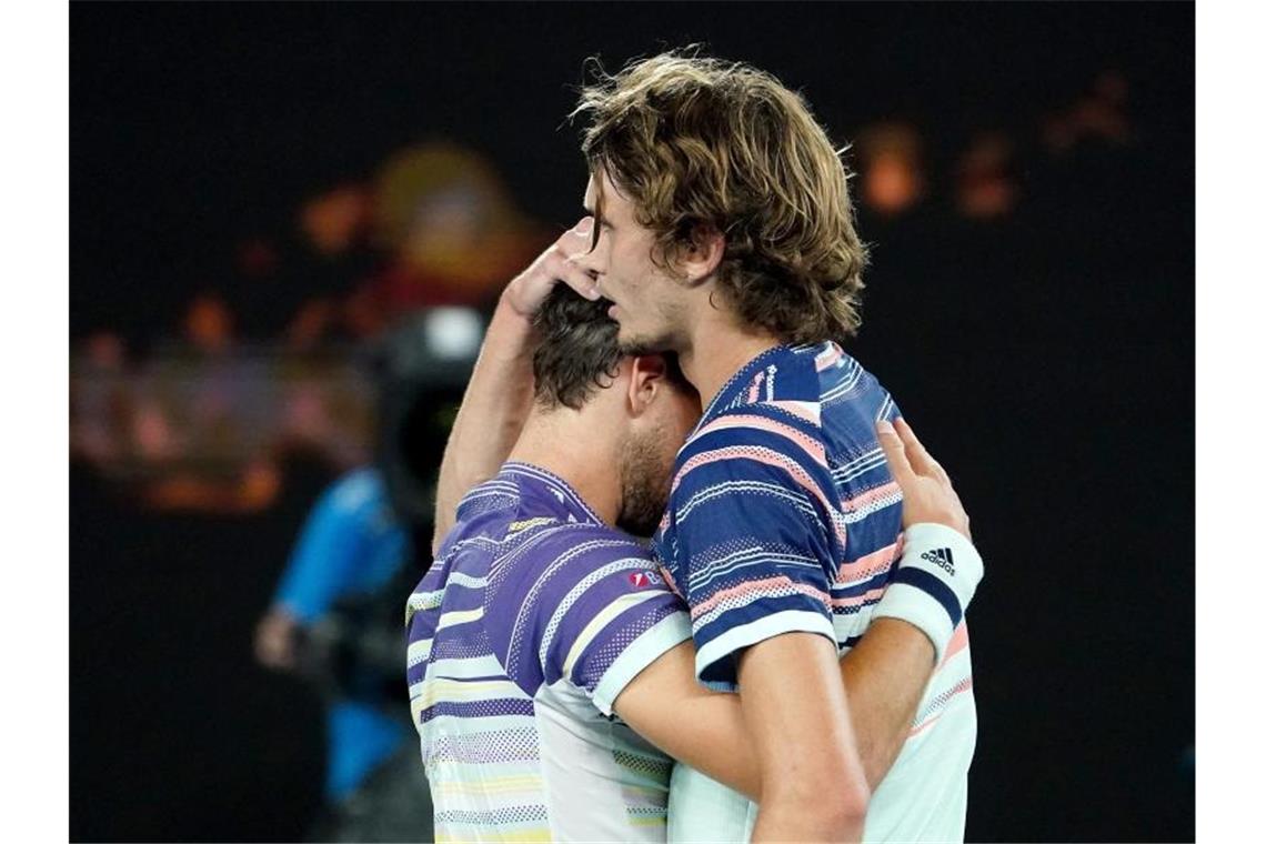 Zverevs Tennis-Spektakel in Melbourne ohne Happy End Alexander Zverev (r) gratuliert Dominic Thiem nach dem Halbfinale zum Sieg. Foto: Scott Barbour/AAP/dpa