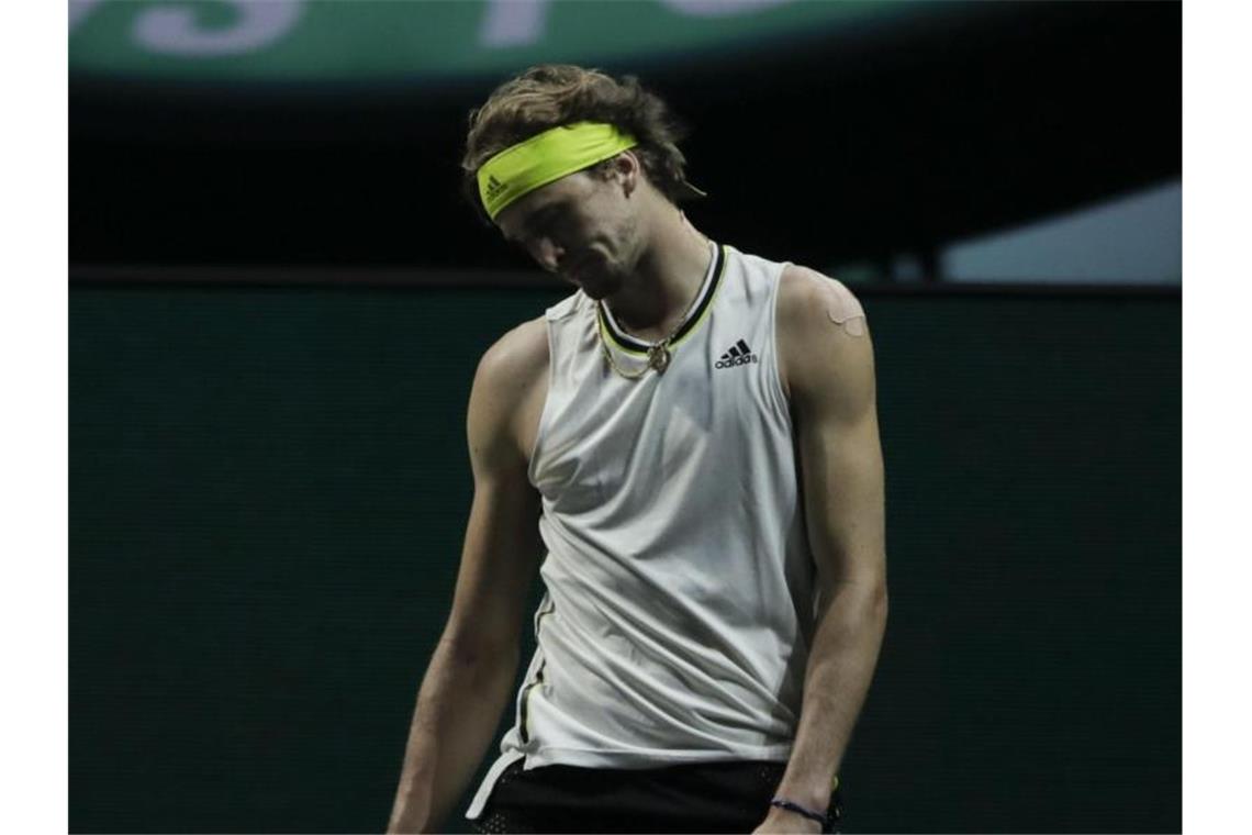 Alexander Zverev reagiert in Rotterdam nach einem Fehlschlag gegen Bublik. Foto: Peter Dejong/AP/dpa