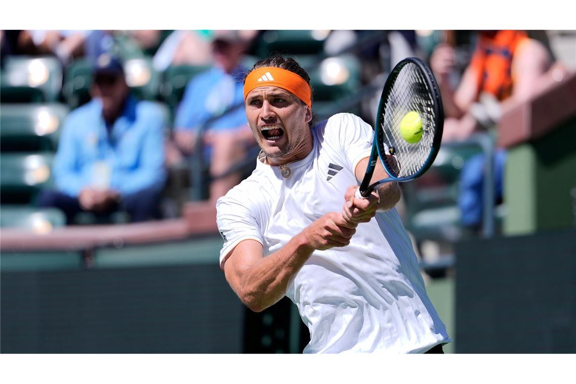 Alexander Zverev retourniert einen Schlag von Arthur Fils in Indian Wells.
