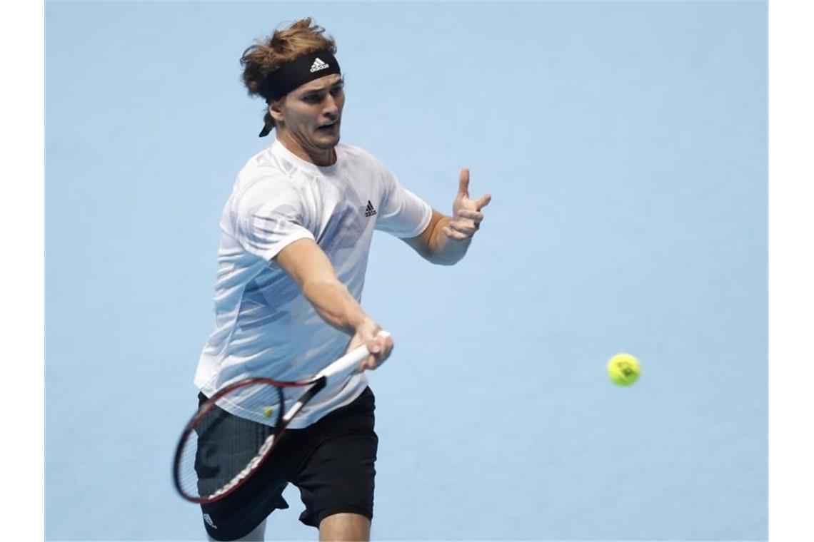 Alexander Zverev returniert bei den Finals einen Ball des Russen Daniil Medwedew. Foto: Frank Augstein/AP/dpa