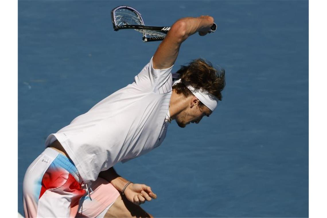 Zverev nach Australian-Open-Enttäuschung: „Zu viel Druck“ Alexander Zverev schlägt im Achtelfinale der Australian Open frustriert seinen Schläger kaputt. Foto: Tertius Pickard/AP/dpa