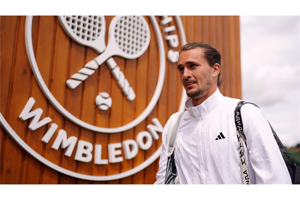 Alexander Zverev landet in Alcaraz-Hälfte Alexander Zverev schlägt in Wimbledon auf.