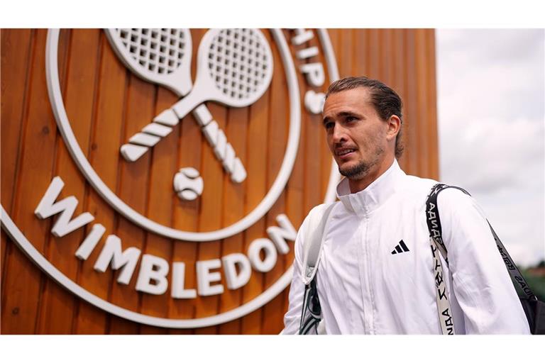Alexander Zverev schlägt in Wimbledon auf.