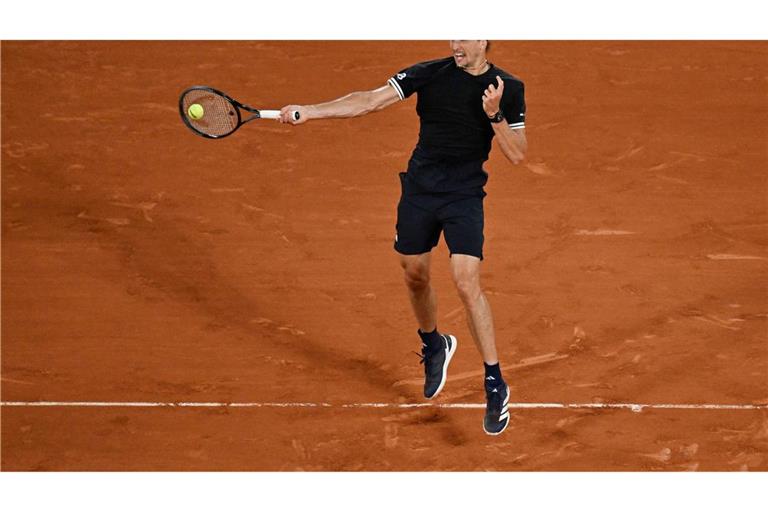 Alexander Zverev schlägt sich ins Achtelfinale der French Open durch.