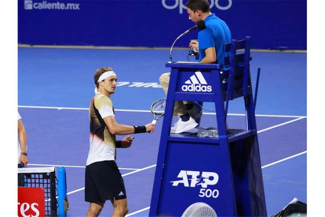 Nach Wutausbruch von Zverev: 40.000 Dollar Strafe Alexander Zverev schmettert seinen Schläger gegen den Stuhl des Schiedsrichters. Foto: Uncredited/MexTenis/AP/dpa