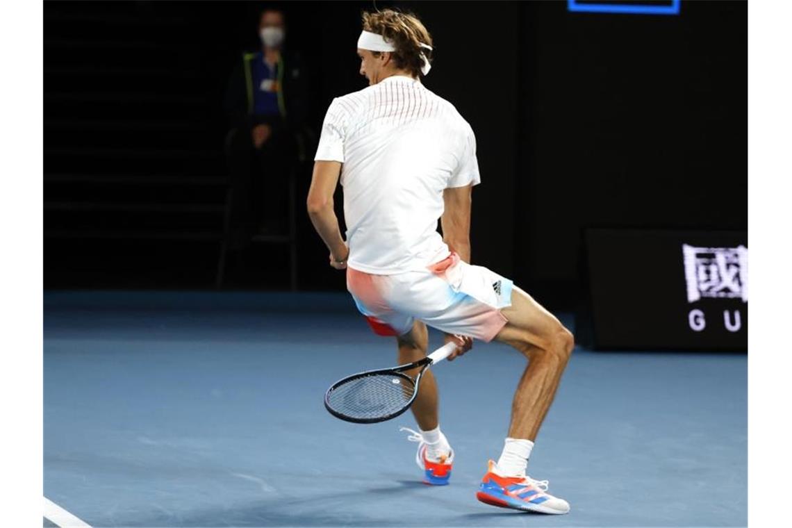 „Nicht perfekt“ - Zverev nach Matchball kurz verwirrt Alexander Zverev spielt bei seinem Erstrundensieg gegen Daniel Altmaier den Ball zwischen seinen Beinen hindurch. Foto: Hamish Blair/AP/dpa