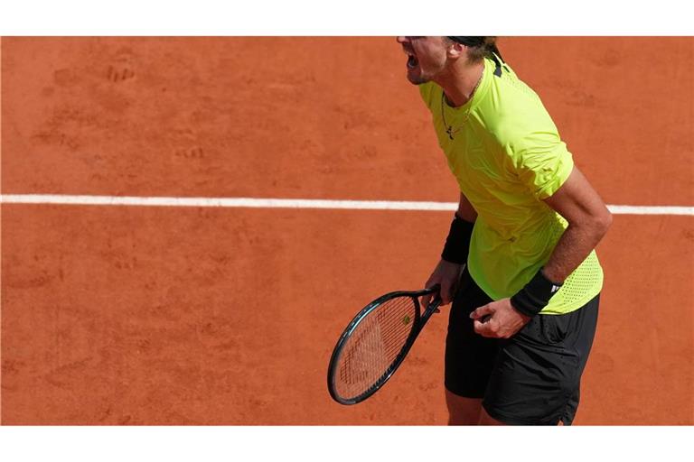 Alexander Zverev steigert sich in Paris und steht im Achtelfinale.