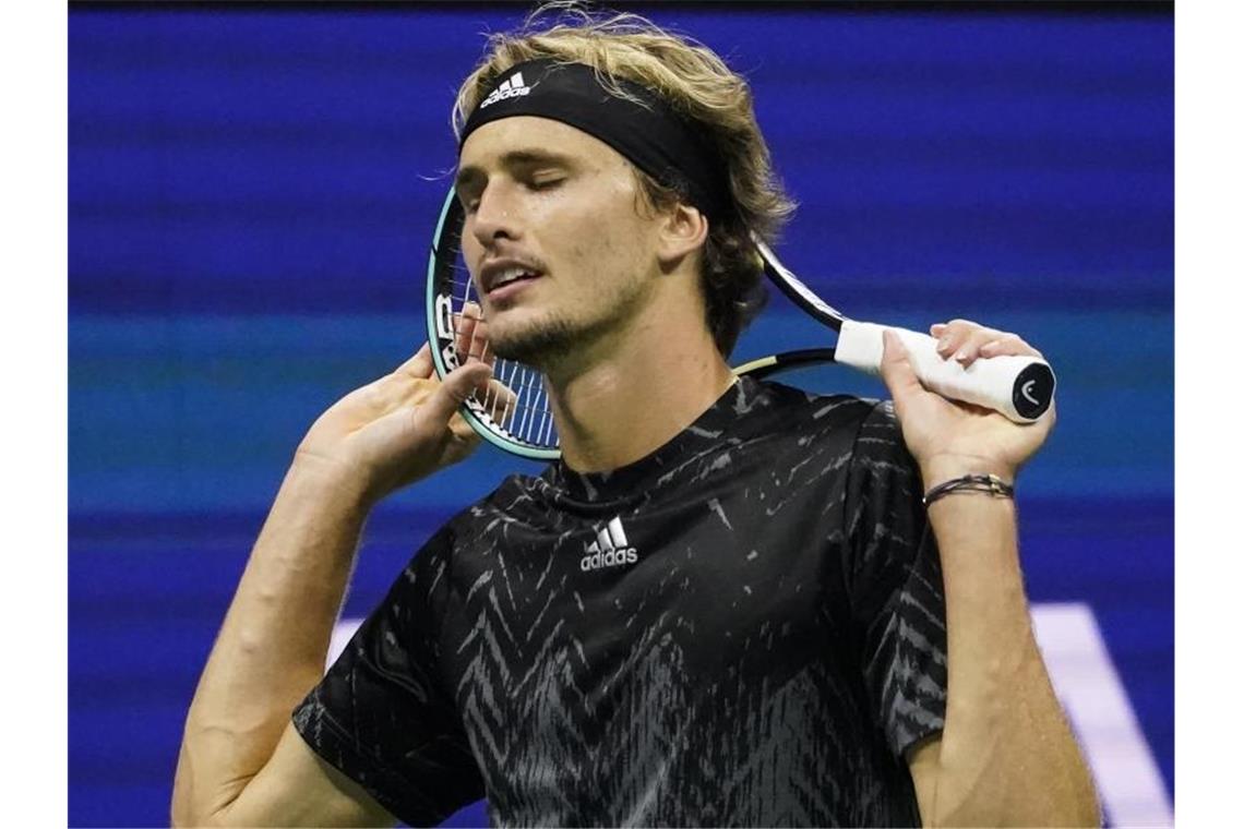 Mit angezogener Handbremse: Zverev verliert bei TV-Show Alexander Zverev trat in der TV-Show „Schlag den Star“ gegen Handball-Torhüter Silvio Heinevetter an. Foto: Elise Amendola/AP/dpa