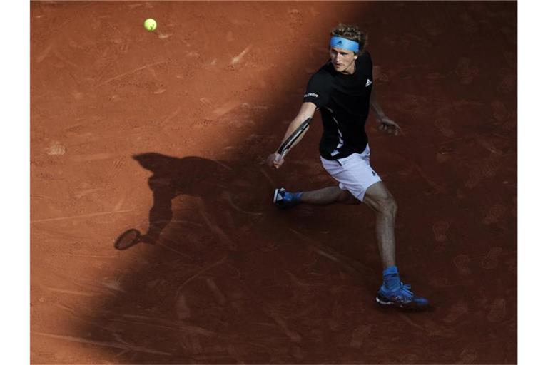 Alexander Zverev trifft im Viertelfinale auf Novak Djokovic. Foto: Pavel Golovkin/AP