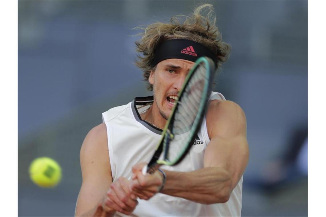 Alexander Zverev trifft im Viertelfinale des ATP-Turniers in Madrid auf Sandplatz-König Rafael Nadal. Foto: Paul White/AP/dpa