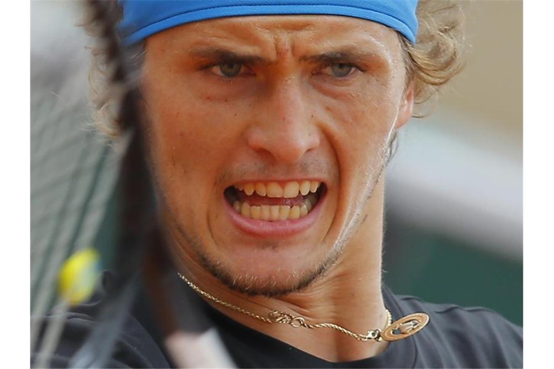 Der in die Kälte geht: Zverev hat „Lust“ auf Djokovic Alexander Zverev tritt bei den French Open im Viertelfinale gegen Novak Djokovic an. Foto: Michel Euler/AP